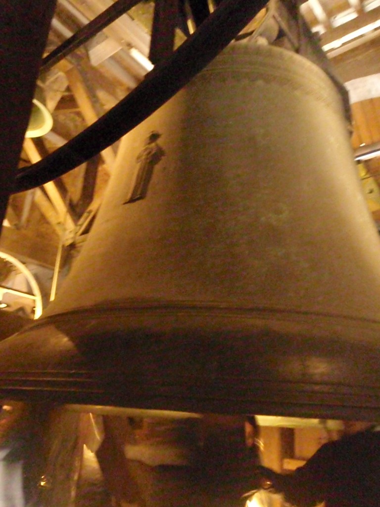 The Salvator, the biggest bell of 14, weighs 8,200 kg.